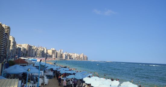 شواطئ الإسكندرية تسجل نسبة إشغال 75%.. وتوقعات بزيادة الإقبال بعد الثانوية