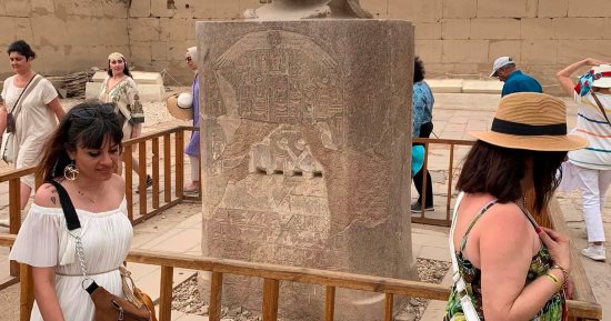 معبد الكرنك.. شاهد فرحة السياح فور الوصول إلى نقطة البحيرة المقدسة وجعران الحظ