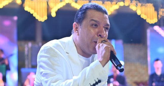 مصطفى كامل يُحيى أول حفلاته فى الساحل الشمالى ويرفع شعار كامل العدد