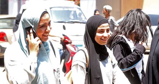 فرحة طلاب الثانوية العامة بسهولة امتحانات الفيزياء والتاريخ