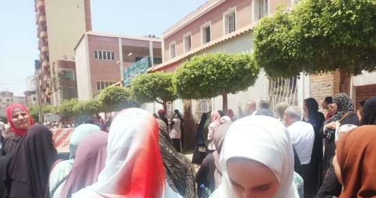 تباين آراء طلاب الثانوية العامة بالشرقية حول امتحانات التاريخ والفيزياء.. صور