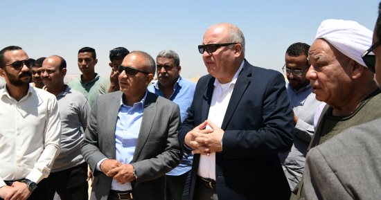 محافظ قنا يتفقد موقع انهيار أحد أحواض الغابة الشجرية فى الصالحية بقنا