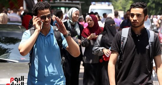 ارتياح بين طلاب الثانوية العامة الشعبة العلمية بعد أداء امتحان الاستاتيكا ويعبرون عن رضاهم لوضوح المادة .. طلاب بورسعيد: "الامتحان حلو بس فيه تكات".. وتسجيل غياب 92 طالبا بالقليوبية.. ونقل ملاحظ للمستشفى