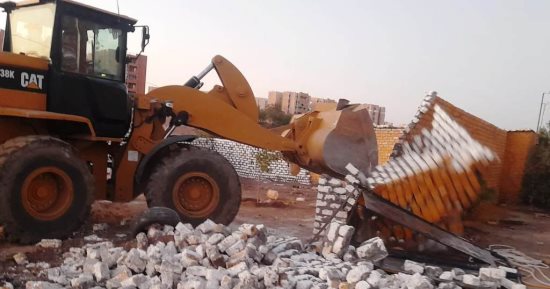 إزالة فورية لحالتى تعد على أرض زراعية ومنزل مخالف تحت الإنشاء بأسوان