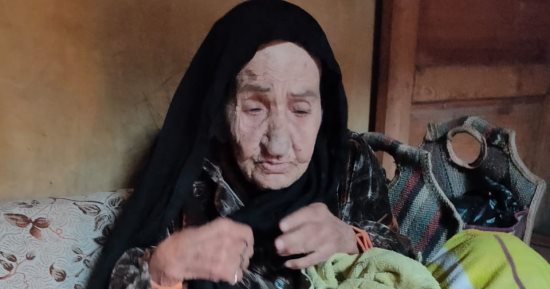 تفاصيل وفاة أكبر معمرة بالشرقية.. الحاجة كاملة تزوجت 4 مرات منها اثنتان من أكبر عٌمد بلبيس.. أنجبت مرة واحدة وتوفى رضيعها.. أقاربها: عاشت 134 سنة بصحة جيدة بسبب روتين الأكل الصحى.. والقرية كلها خرجت في جنازتها