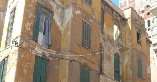 انهيار جزئى بعقار قديم بسوق السمك في الإسكندرية دون إصابات