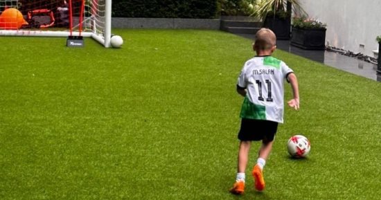 ابن جيرارد يرتدى تيشيرت محمد صلاح الجديد مع ليفربول