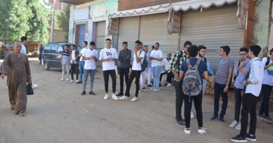 طلاب الثانوية العامة بالأقصر يتوافدون على اللجان لأداء امتحانى الفيزياء والتاريخ