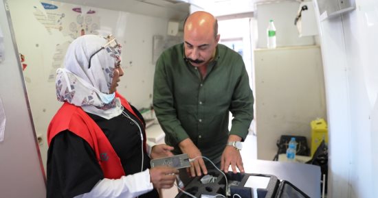 محافظ أسوان يتفقد الخدمات الطبية المجانية المقدمة للمواطنين بمبادرة 100 يوم صحة