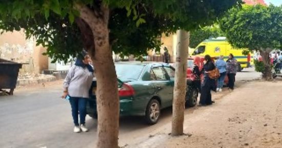 أولياء الأمور خارج لجان الثانوية العامة ببورسعيد في انتظار الطلاب.. صور 
