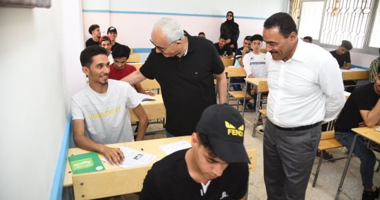 وزير التعليم يطمئن على مستوى امتحان الفيزياء والتاريخ للثانوية ووضوح الأسئلة.. صور