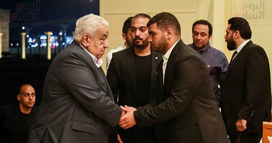 عمرو الليثى يستقبل المعزين فى المخرج الراحل إيهاب أبو زيد بمسجد المشير طنطاوى