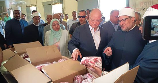 وزير الأوقاف ومحافظ القاهرة يتفقدان تجهيز لحوم الأضاحي بمجزر البساتين