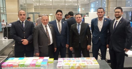 جمارك مطار القاهرة تضبط راكبا حاول تهريب 460 عبوة سجائر إلكترونية 