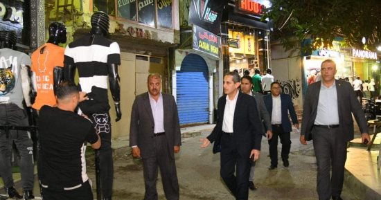 جولة مفاجئة.. محافظ الغربية يقرر غلق محال وكافيهات متعدية على حرم الطريق بطنطا