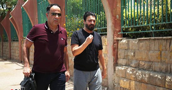 الحزن يسيطر على حميد الشاعرى فى جنازة الراحل علاء عبد الخالق