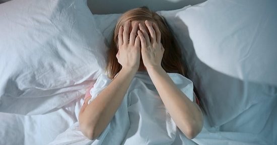 كيفية العودة للنوم بعد الاستيقاظ في منتصف الليل.. استراحة 5 قائق