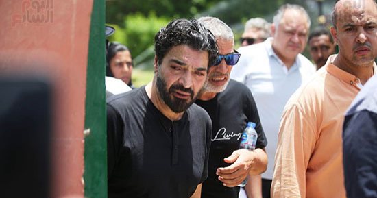 بكاء حميد الشاعري ومحمد محيى وانهيار حسام حسنى أمام جثمان علاء عبد الخالق