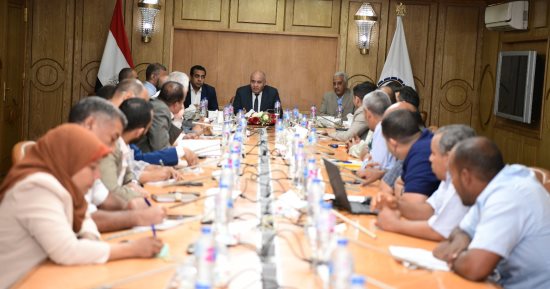 محافظ قنا يوجه بتعويض المزارعين المتضررين من انهيار أحد أحواض الغابة الشجرية بالصالحية