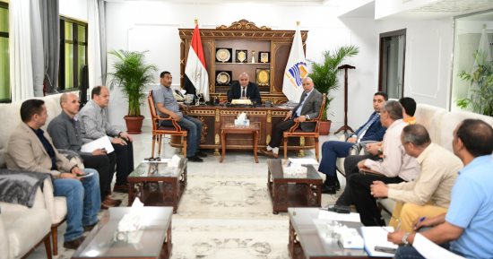 محافظ قنا يوجه بإنهاء توصيل الصرف الصحى والرصف بمنطقة الحصواية خلال 15 يوما