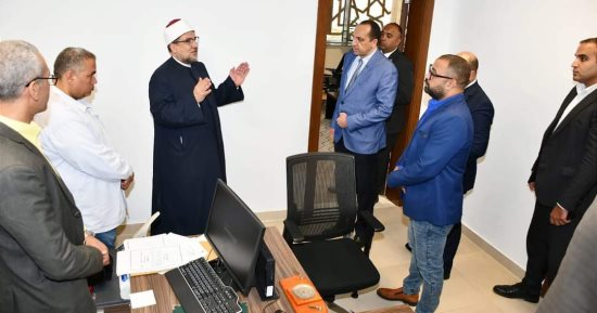 وزير الأوقاف يتفقد العمل بديوان عام الوزارة الجديد.. صور