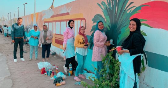 تحول جدران المصالح الحكومية والمواقف للوحات ناطقة بأيدى طالبات التربية النوعية.. رئيس جامعة كفر الشيخ: نشارك فى تزيين المحافظة وتجميلها.. والمحافظ: دور كبير لبناتنا فى صنع جداريات تعبر عن مراحل الحضارة المصرية