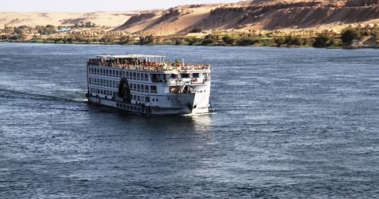 "الكروز النيلية" رحلات ممتعة فى أحضان النهر الخالد.. تنطلق من أسوان للأقصر والعكس.. تشاهد خلالها السد العالى ومعبد فيلة وحديقة النباتات والمسلة الأثرية الناقصة.. وبرامج ترفيهية وحفلات فلكلورية فى 3 ليالى.. صور