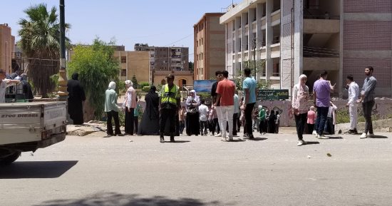 98 ألف طالب بالثانوية العامة "علمى" يؤدون امتحان الاستاتيكا.. 20 سؤالا بينها مقاليا بـ4 درجات و18 موضوعية بـ26 درجة.. وصول الأسئلة للجان بشكل آمن.. وتوجيهات بتوزيع ورق الإجابة قبل الامتحان بـ10 دقائق.. صور