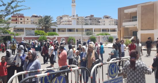 توافد طلاب الثانوية العامة بالغردقة على لجان امتحان الاستاتيكا ..صور 