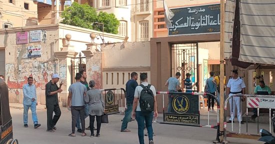 توافد طلاب الثانوية العامة على اللجان لأداء امتحان الاستاتيكا بسوهاج.. صور