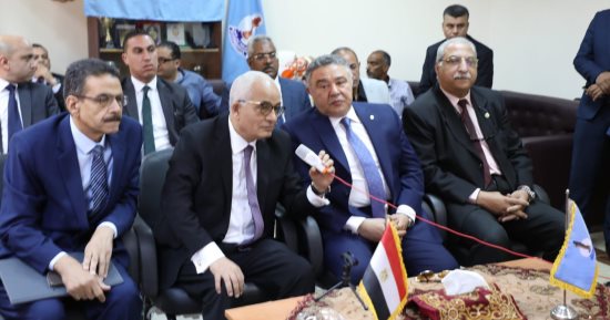 طلاب الثانوية العامة بشعبة الرياضيات يؤدون امتحان الاستاتيكا.. تداول أسئلة الامتحان بعد بدء اللجنة والتعليم تحقق .. ورضا حجازى: لا تستر على أى فساد ونواجه بحسم أى محاولة تعرقل انتظام الامتحانات