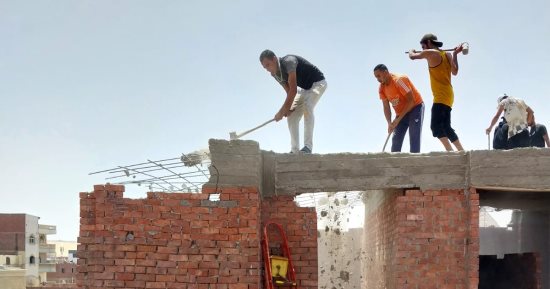 محافظة الجيزة تضبط وتزيل مخالفات أحد العقارات بطريق المنصورية فى الهرم