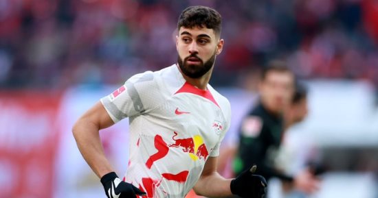 لايبزيج يتمسك بـ100 مليون يورو لبيع صخرة دفاعه إلى مانشستر سيتي