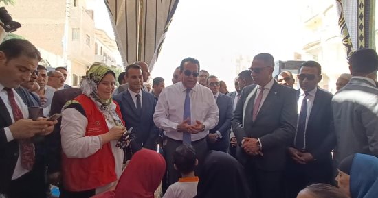 وزير الصحة يحث سيدات قرية سنهور على الالتزام بتنظيم النسل