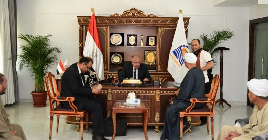 محافظ قنا يستأنف استقبال المواطنين بمكتبه لبحث طلباتهم