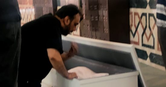 انهيار حسام حسنى بجنازة علاء عبد الخالق.. ومحيى وإيهاب توفيق أول الحاضرين 
