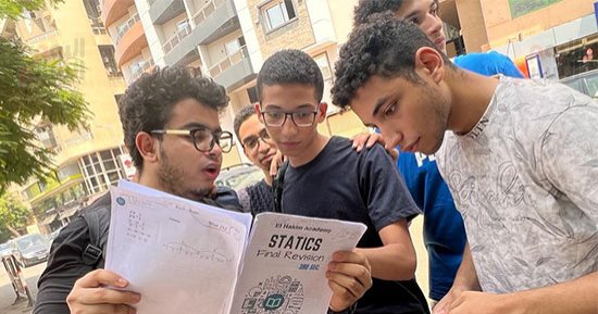 طلاب الثانوية العامة بالشعبة الرياضية يؤدون امتحان الاستاتيكا