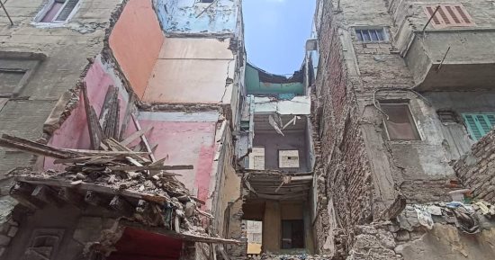 حى الجمرك بالإسكندرية يشن حملة لإزالة الأجزاء الخطرة بالعقارات الآيلة للسقوط