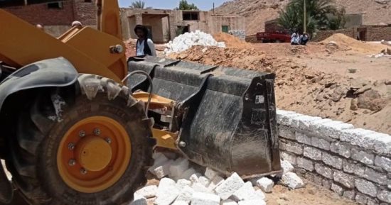 إزالة فورية لـ3 حالات تعد وحملة لرفع الإشغالات بأسوان.. صور