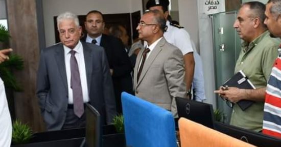 محافظ جنوب سيناء يتفقد سير العمل بالمركز التكنولوجى لخدمة المواطنين بشرم الشيخ