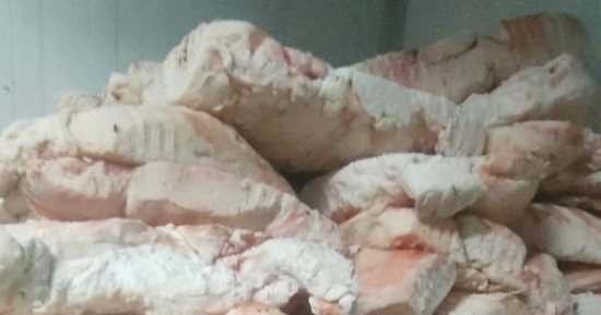 ضبط 1.3 طن مصنعات دواجن فاسدة ولحوم مذبوحة خارج المجازر خلال حملات بالجيزة