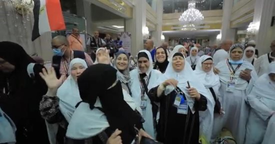 ضيوف الرحمن يهتفون :"تحيا مصر" عقب وصولهم من الأراضي المقدسة ويدعون للرئيس السيسي.. الحجاج : بعثة حج القرعة وفرت لنا كل شيء منذ سفرنا حتى عودتنا ..زغاريد النساء في مطار القاهرة وأحضان الأقارب تتصدر المشهد