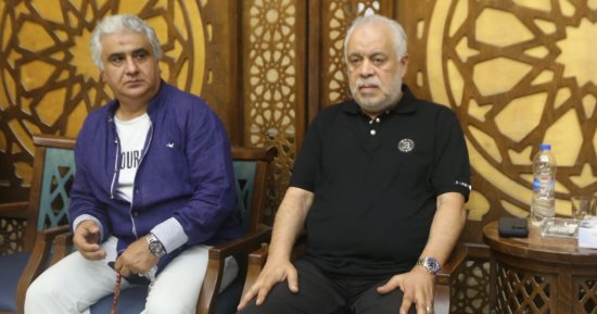أشرف زكى يقدم واجب العزاء لأسرة الفنان أحمد قنديل.. صور