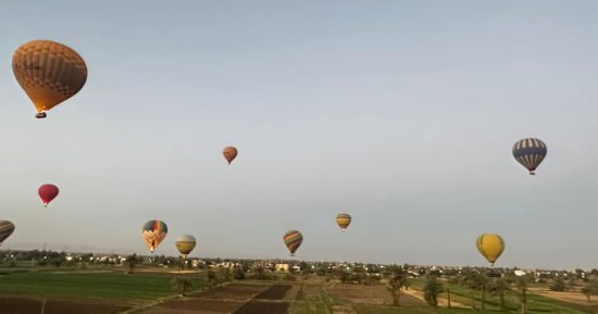 الأقصر تشهد تحليق 10 رحلات بالون طائر على متنها 200 سائح من حول العالم.. صور