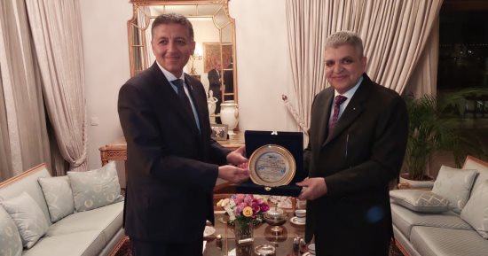 رئيس هيئة قناة السويس يبحث سبل التعاون مع الشركات اليونانية بمجال النقل البحرى