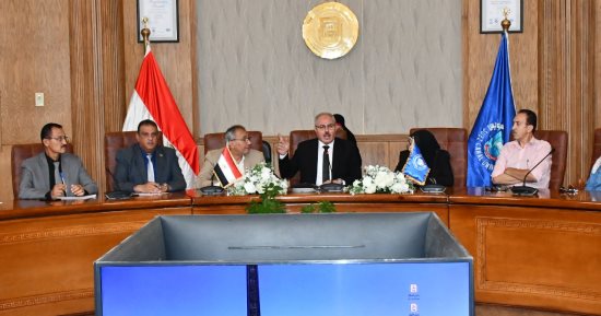 رئيس جامعة القناة يناقش استعدادات الكليات لبدء الدراسة الصيفية