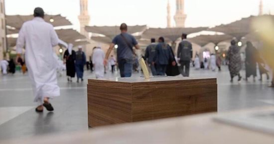 أجهزة تعطر طريق المشاة بجوار مسجد الرسول..صور 