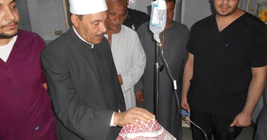 رئيس منطقة سوهاج الأزهرية يزور طالب الثانوية المصاب في حادث 
