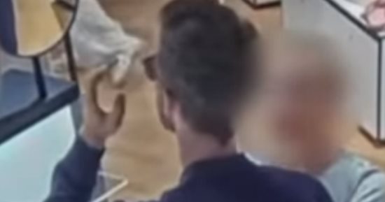 كاميرا مراقبة ترصد نائبا نرويجيا يسرق نظارة من متجر بمطار جاردر موين.. فيديو