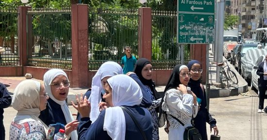 فرحة بين طلاب الثانوية العامة بأسيوط لسهولة امتحان الإنجليزي ..صور 
